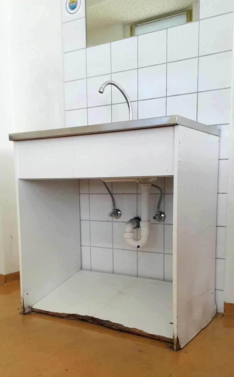 mangelhafte Ausstattung im OSZ Brandenburg an der Havel - verrottete Spüle