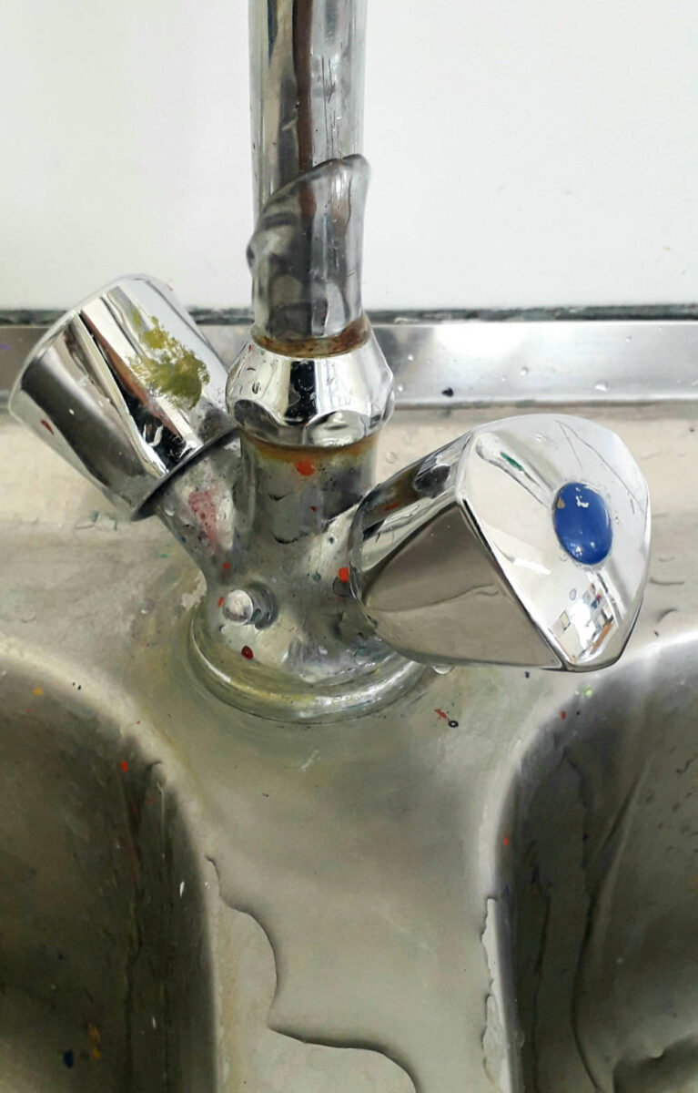 mangelhafte Ausstattung im OSZ Brandenburg an der Havel - verrottete Spüle - Wasserhahn